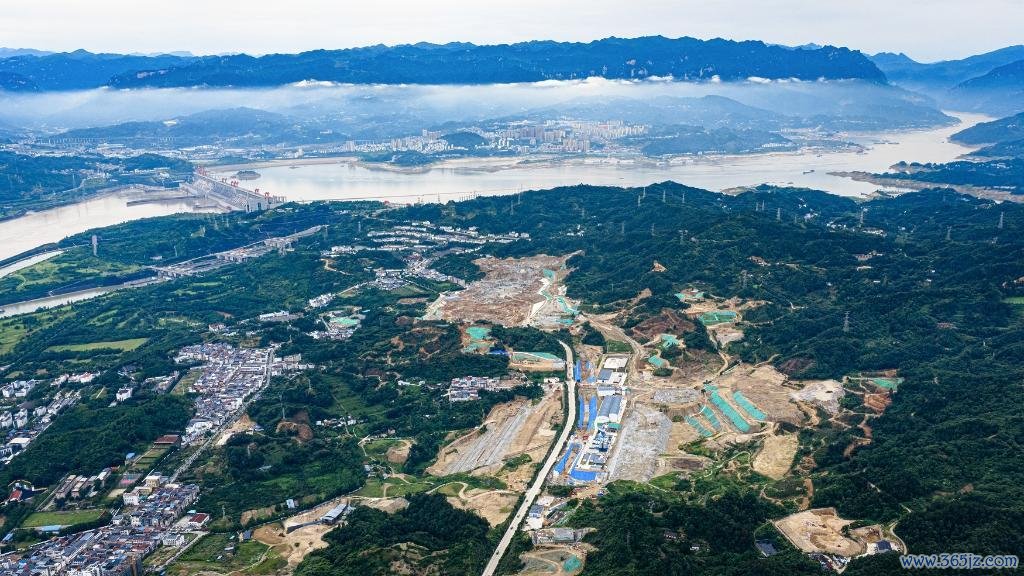 6月8日拍摄的三峡水运新通说念工程三峡枢纽新通说念施工现场。新华社记者 肖艺九 摄